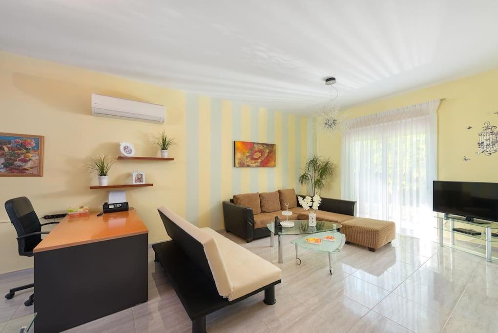 Greek Style Ground Floor Apartment & Pool Jaliszósz Kültér fotó